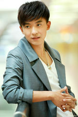 组图：李佳航阳光帅气 职场精英西装写真