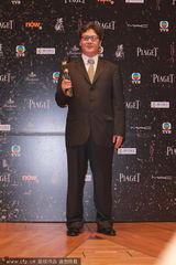 组图：王家卫获最佳编剧 台下激动握手庆祝