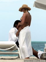 组图：球星法尔考海中爱抚娇妻 舔肚脐极度高调