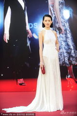 组图：廖子妤透明白裙美腿朦胧 关楚耀身高输人