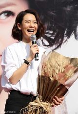 组图：戚薇签售会恰逢母亲节 献唱感激阿姨粉