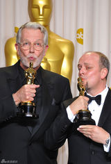 高清组图：奥斯卡后台获奖众星举金人光彩照人