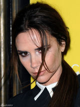 高清组图：维多利亚现身伦敦时装周弧形靴抢眼