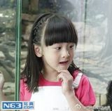 组图：森碟拍广告表情多 穿背带裤嘟嘴卖萌