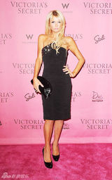 幻灯图集：帕丽斯-希尔顿秀露肩礼服 性感窈窕