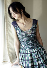 组图：汤唯紫绿格纹连衣裙妩媚 搭配黑色高跟鞋