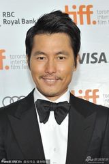 组图：《监视者们》首映 韩孝珠白裙红唇惹火