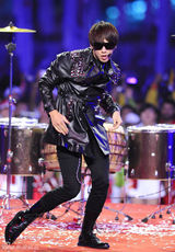 组图：亚运闭幕仁川十分钟表演 Rain激情献唱