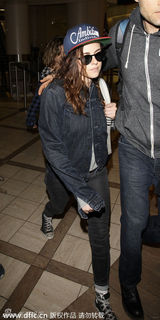 组图：暮光女素颜现身机场 高大保镖护驾速闪人